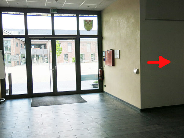 Zugang zum Defi auf der linken Seite, bei Betreten des Gebäudes
