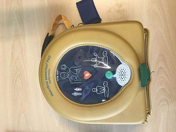 Defibrillator (AED)