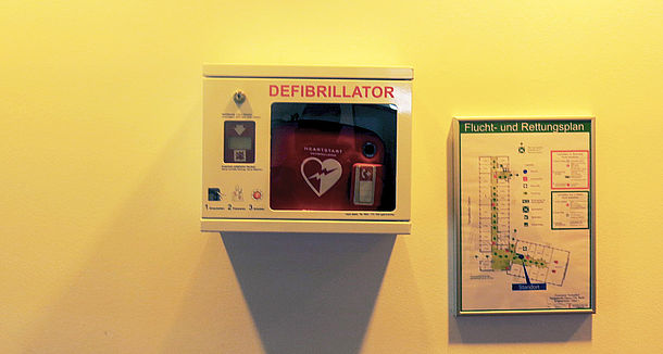 AED (Defibrillator)
