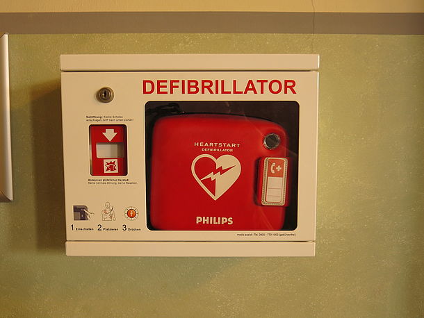 AED (Automatischer-Externer-Defibrillator)