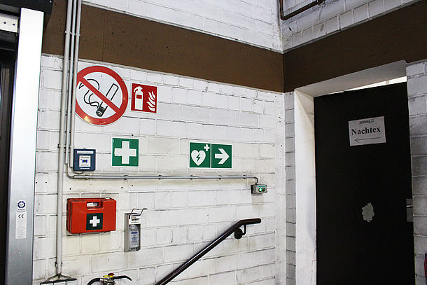 AED 2, Hinweisschild, Eingang ins Büro von Herr Kottke