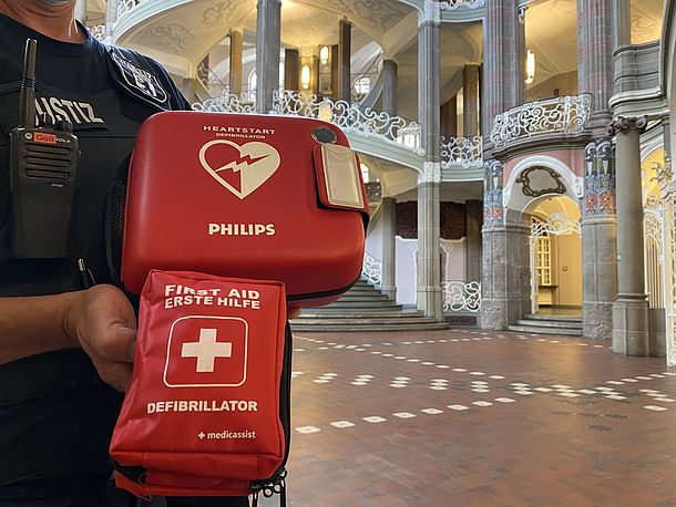 Defibrillator - wird von den Ersthelfer*innen vor Ort bedient.