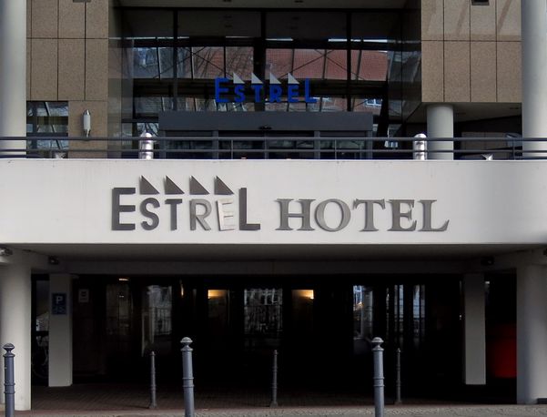 Estrel Hotel Eingang