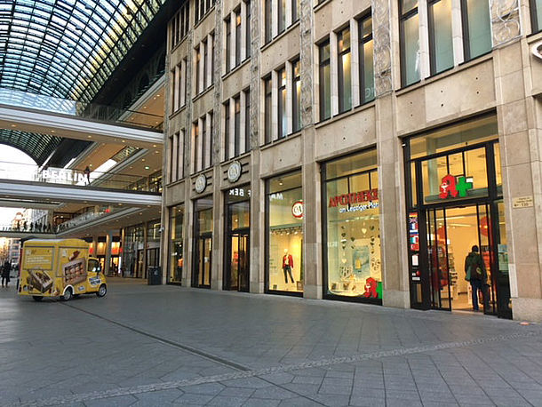 Der Defibrilator befindet sich in der Apotheke am Leipziger Platz. Öffentliche Zugänge sind die Piazza sowie beide Haupteingänge der Mall of Berlin.