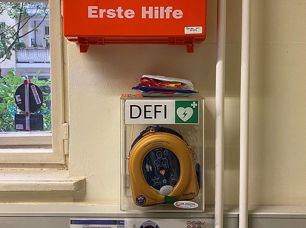 Defibrillator in Raum 2 (Dozentenzimmer)