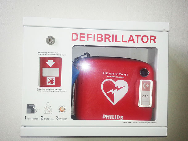 AED (Defibrillator)